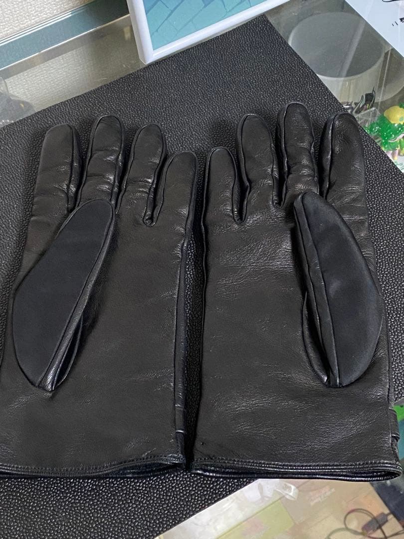 PRADA ブラック合成皮革手袋 ベルト付き - メルカリ