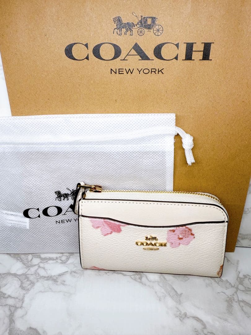 COACH 花柄 レザー キーケース 限定品 新品 COACHキーケース コーチ 花柄 ホワイト フラワーモチーフ
