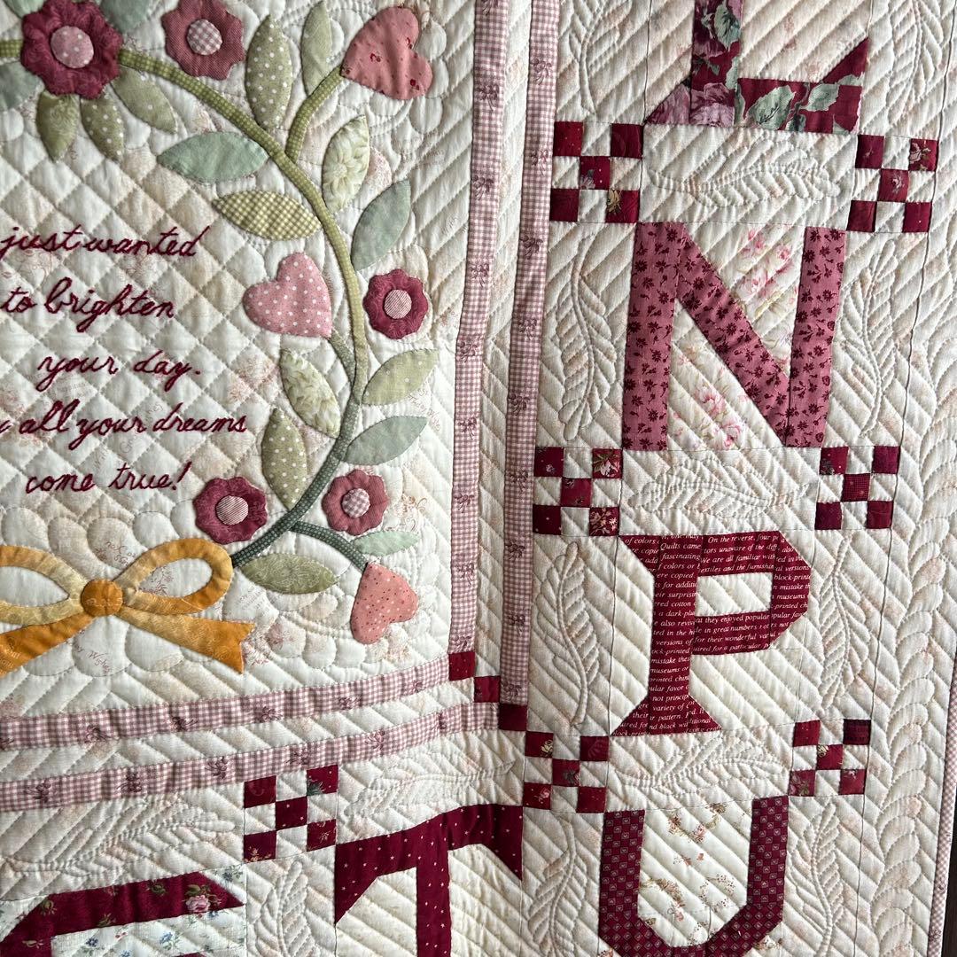 ハンドメイド パッチワークアルファベットと花のメッセージキルト