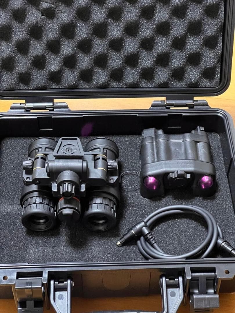 PVS31　デジタルナイトビジョン 実動(充電器、ケーブル付属なし) Amazon.co.jp: AN/PVS-31 ダミー ナイトビジョン ゴーグル シュラウド