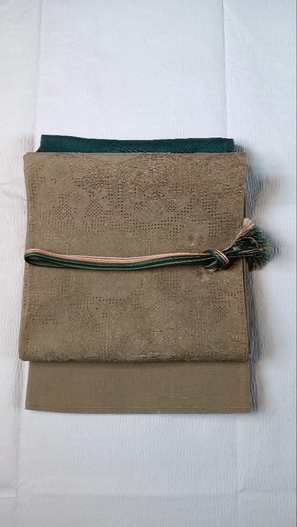 袋帯 スワトウ刺繍 紬地 正倉院花唐草文様 モスグリーン無地 - メルカリ