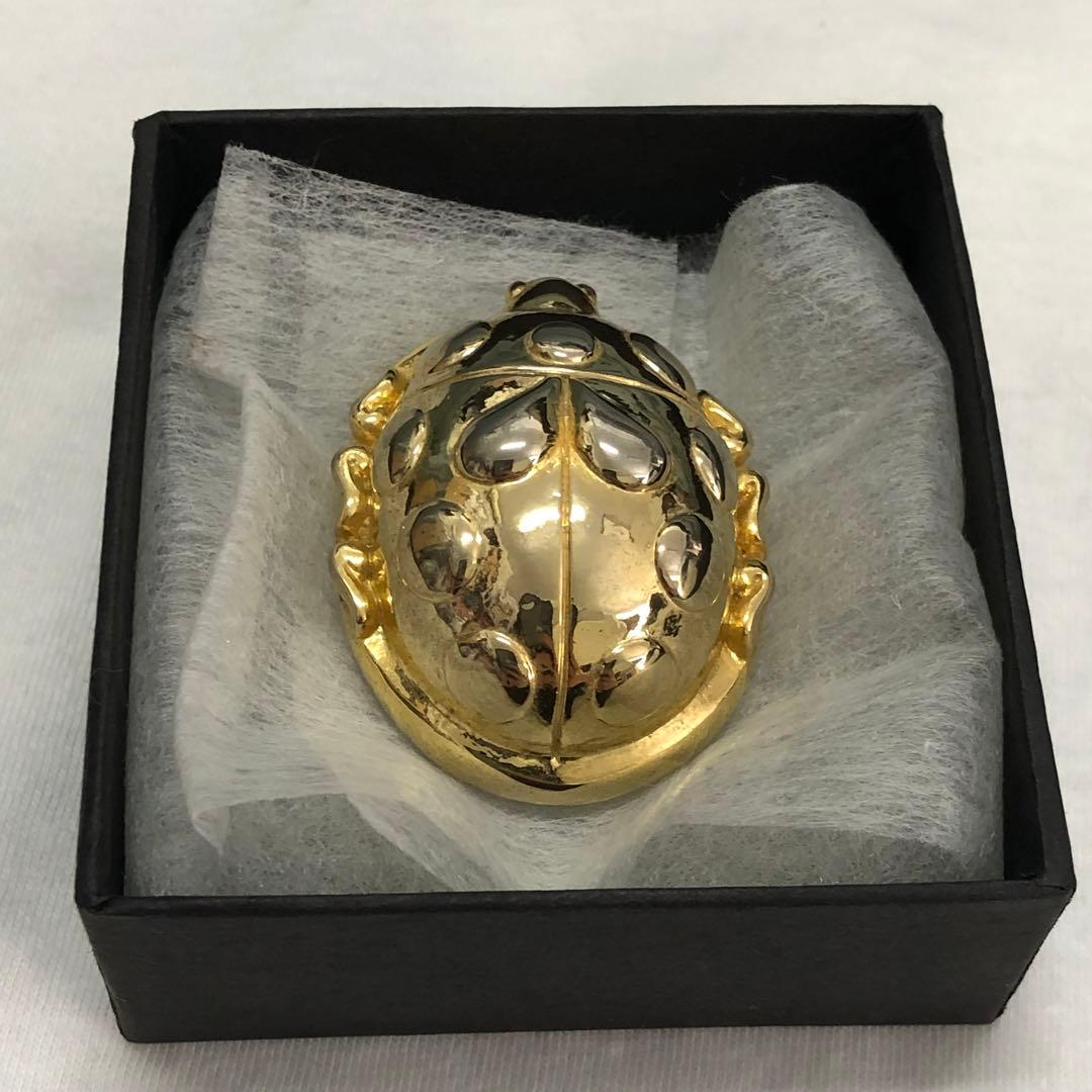 ジョジョ てんとう虫型ブローチ ジョルノ・ジョバァーナ - メルカリ