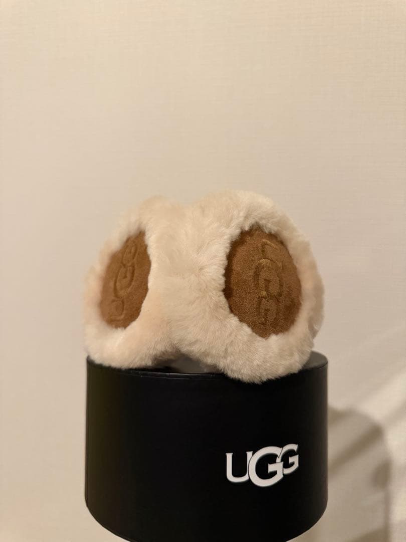 UGG フェイクファー耳あて ベージュ UGG（アグ） 【並行輸入品】 イヤーマフ SHEEPSKIN EMBROIDERY EARMUFF