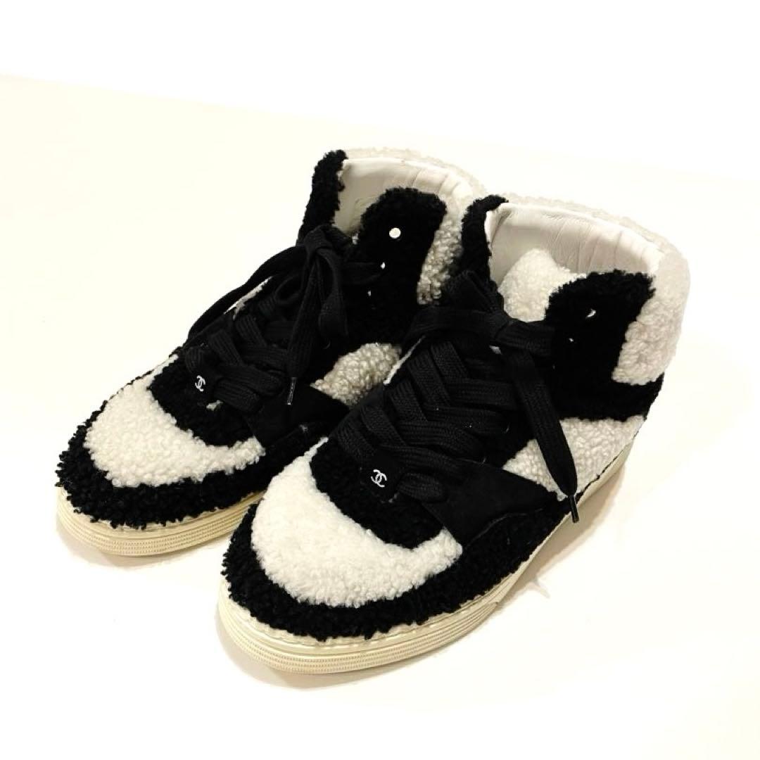 CHANEL ムートン ボア ハイカットスニーカー - メルカリ