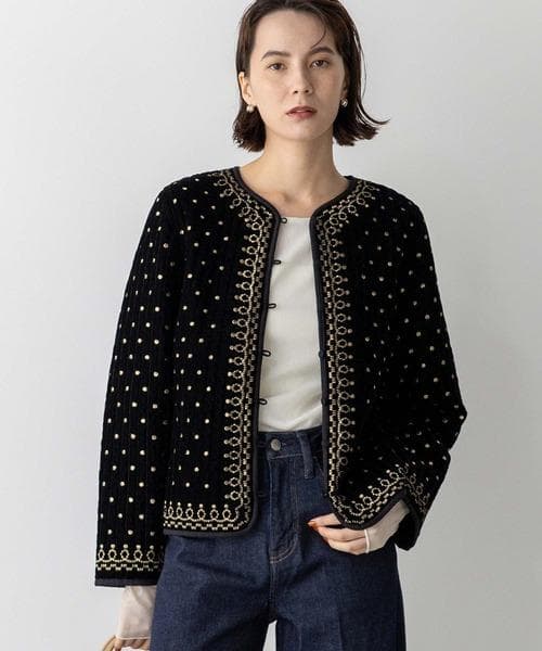 Torrazzo Donna ベロア金刺繍ノーカラージャケット Torrazzo Donna（トラッゾドンナ）の「ベロア金刺繍ノーカラー
