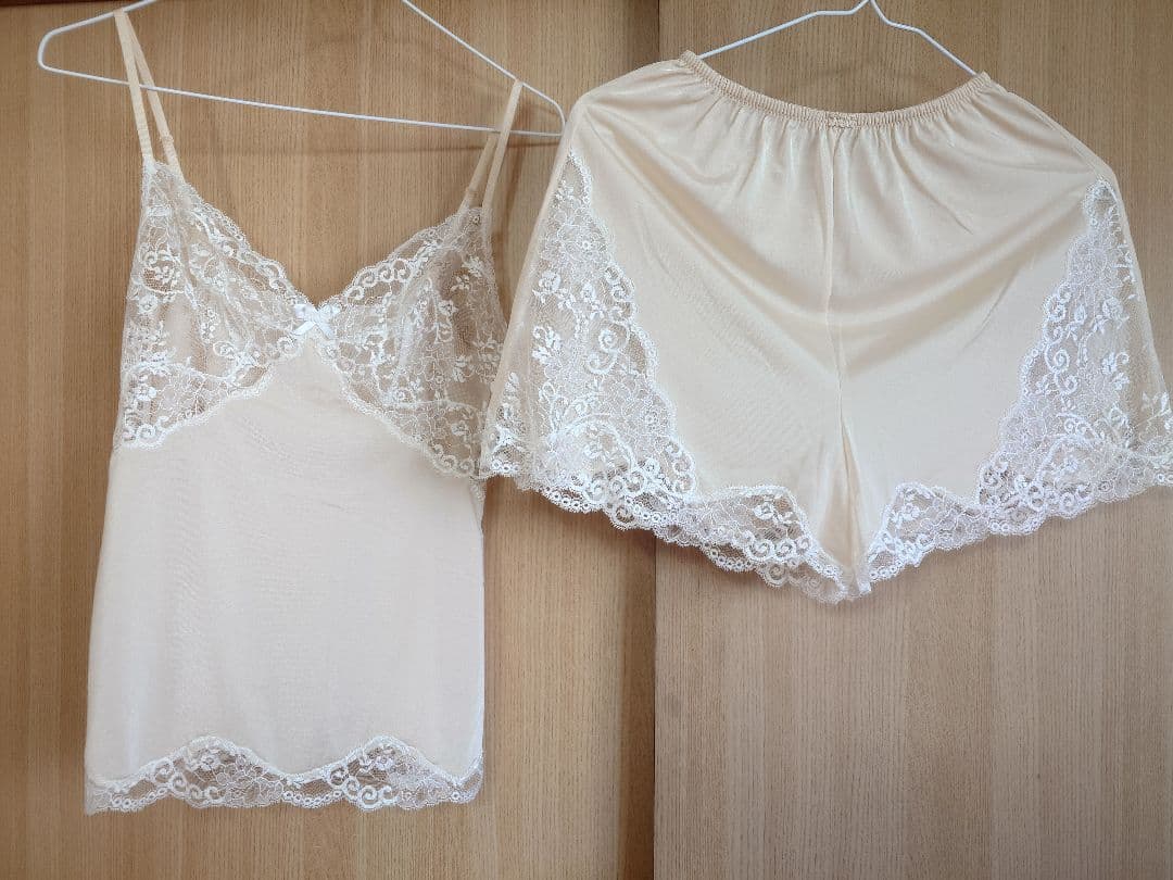 OneMall provides Mercari products: Christian Diorベージュ レース