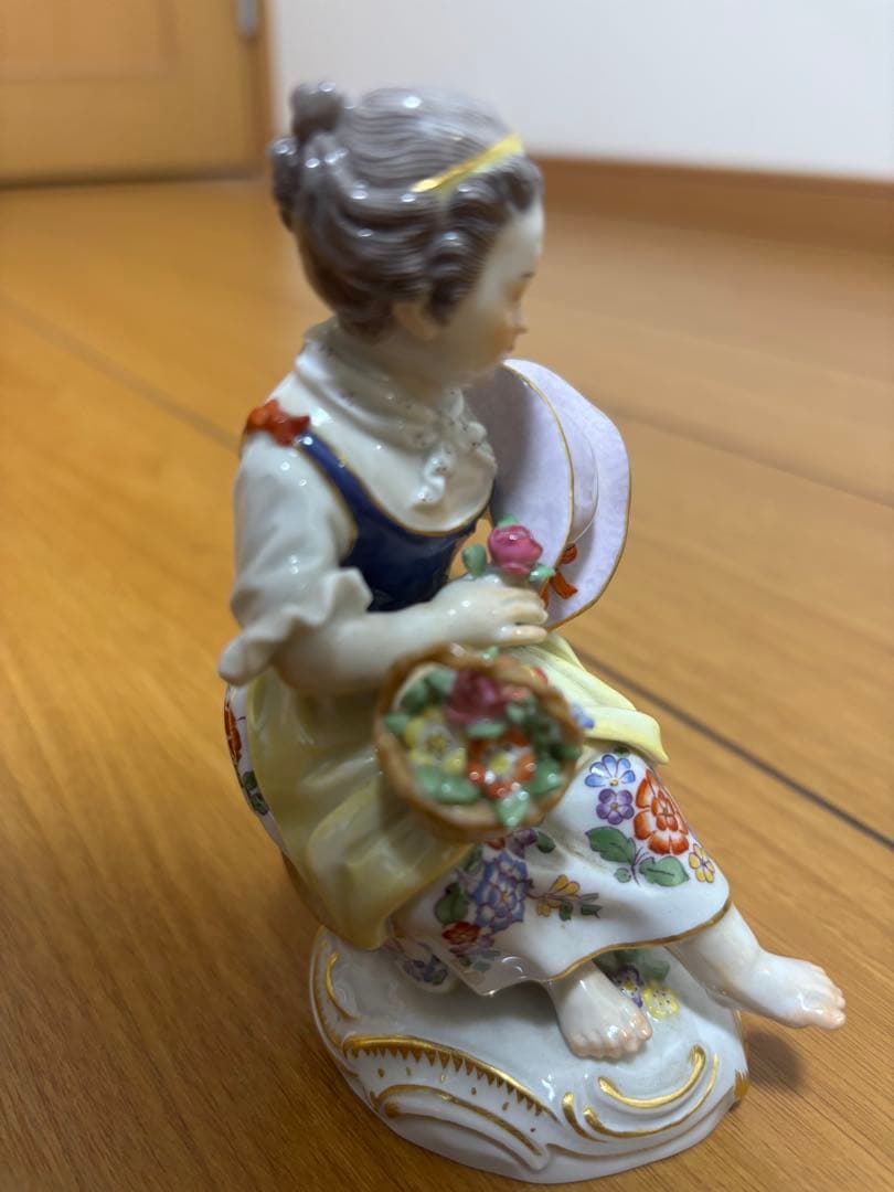 マイセン 花かごを持つ女性
