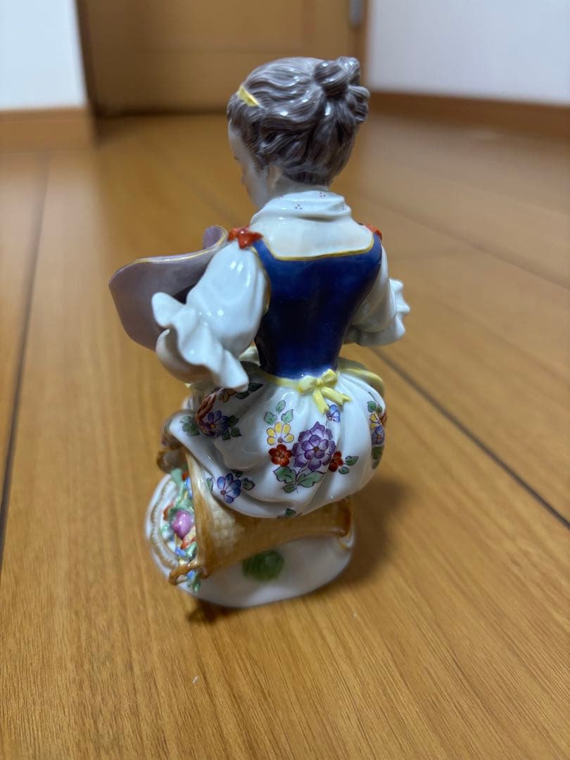 マイセン 花かごを持つ女性