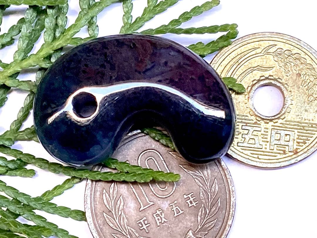 ✳国内の出雲めのう【碧玉】の最高峰勾玉でしょう‼️ 天然石 浮き草文様