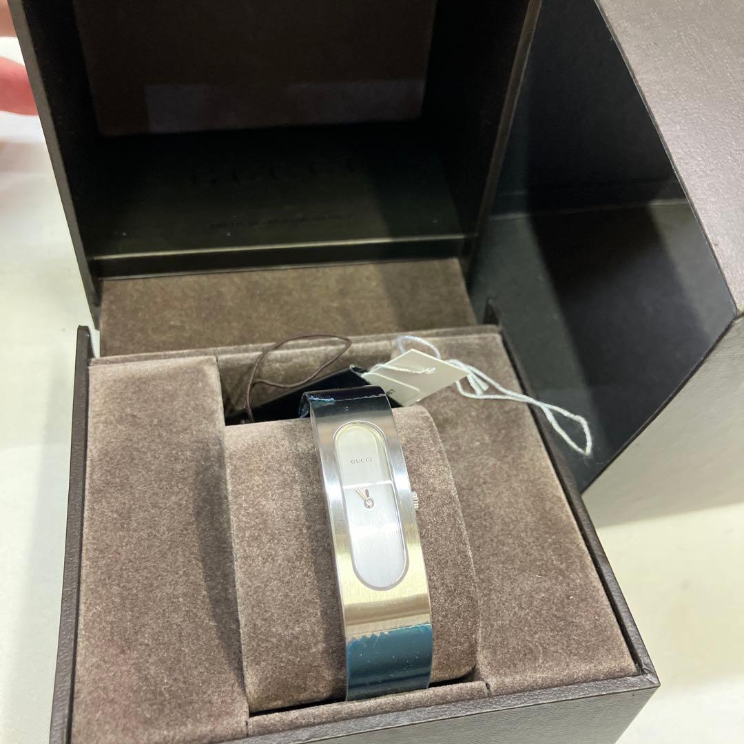 GUCCI 2400S シルバーバングル 文字盤シルバー 箱 カード タグ付