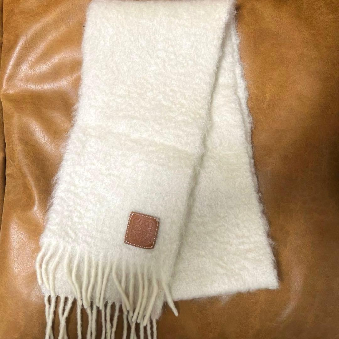こ*き様 LOEWE アイボリー マフラー フリンジ付き - メルカリ