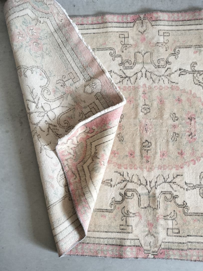 黄味ベージュとくすみパステルローズピンクのローズガーデンラグ No624