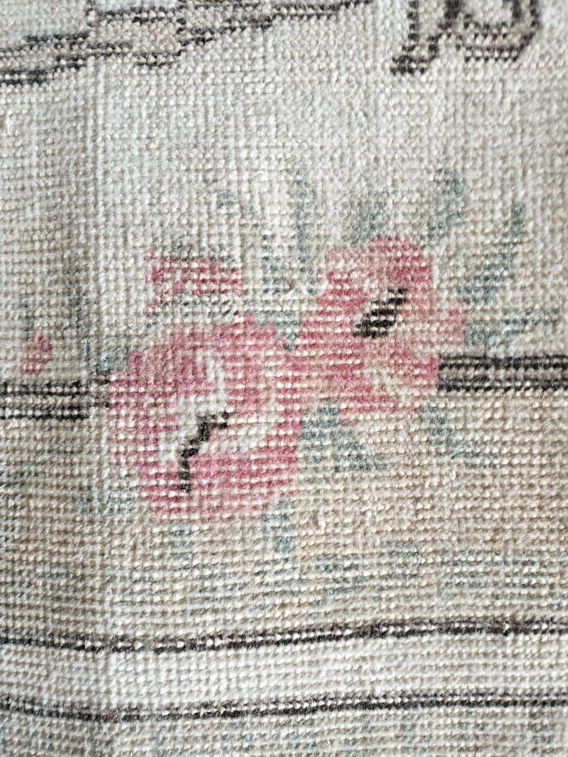 黄味ベージュとくすみパステルローズピンクのローズガーデンラグ No624