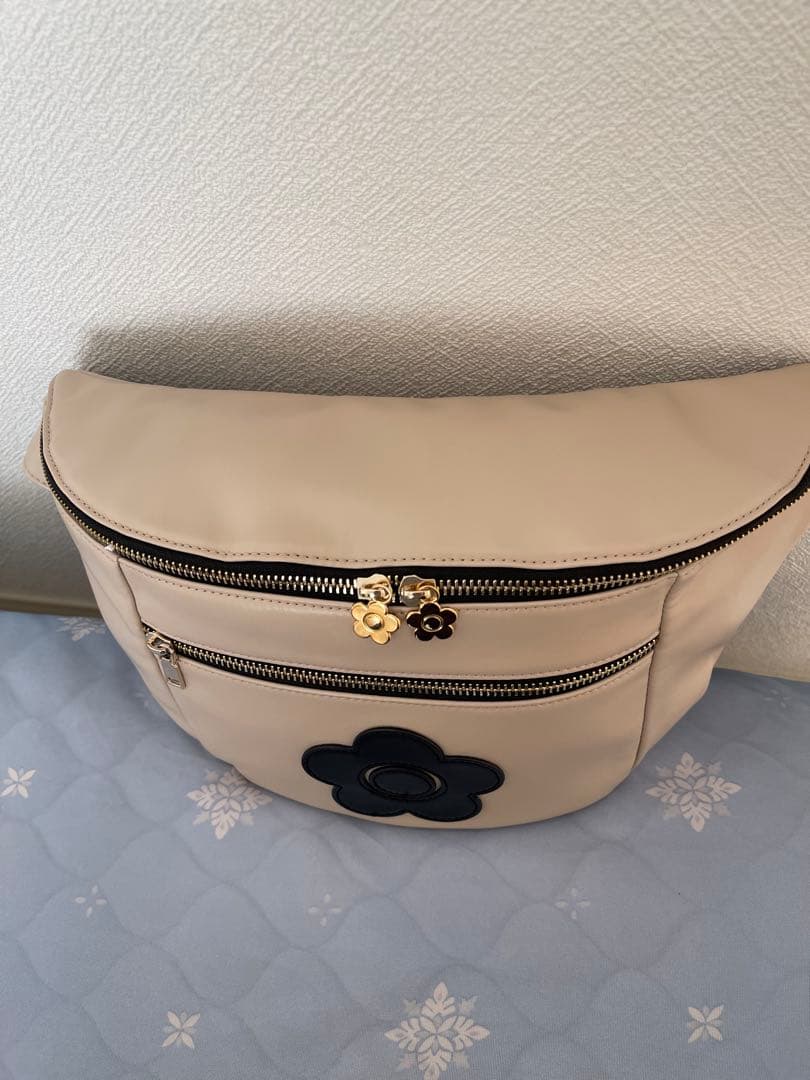 フロントポケットデイジーパッチ ボディバッグ（べージュ）マリー