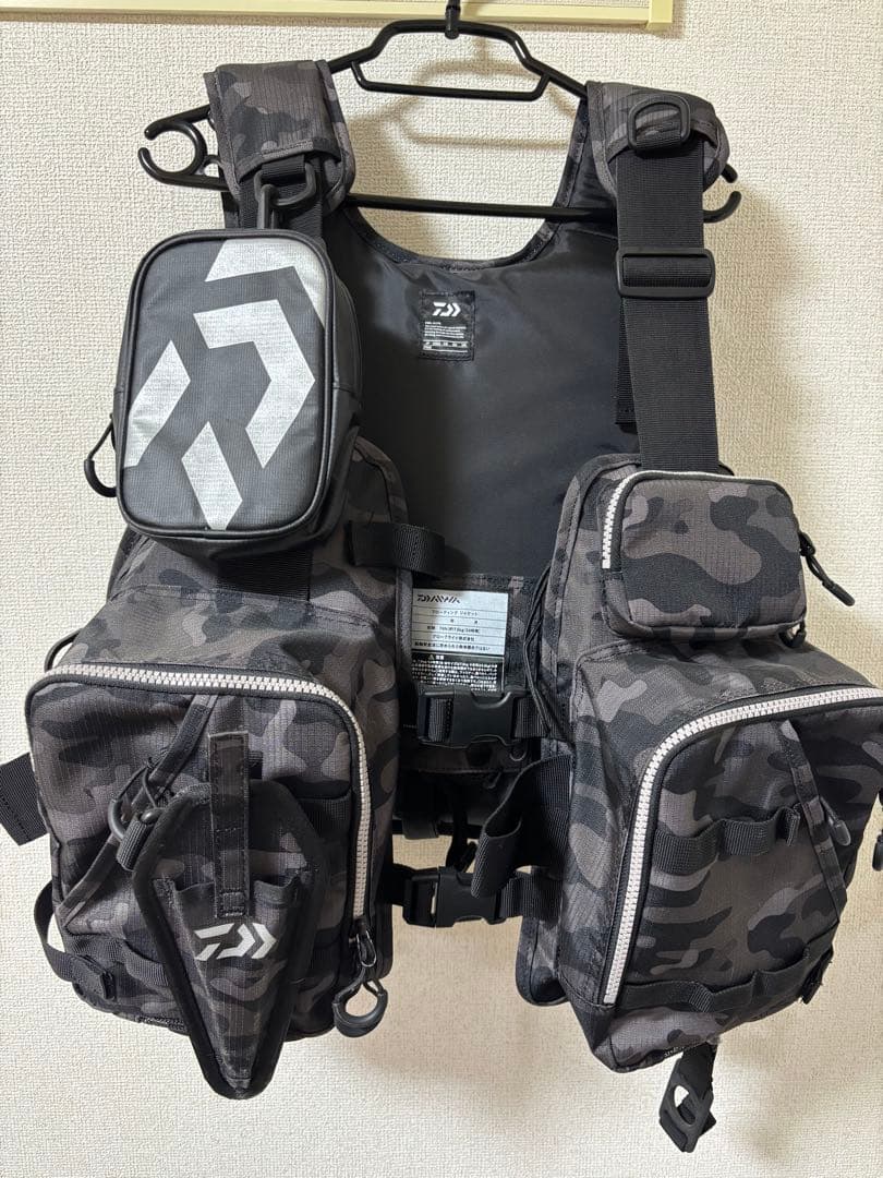 Daiwa 迷彩フィッシングベスト 楽天市場】ダイワ フィッシングベスト ブラック 釣り用 ベスト