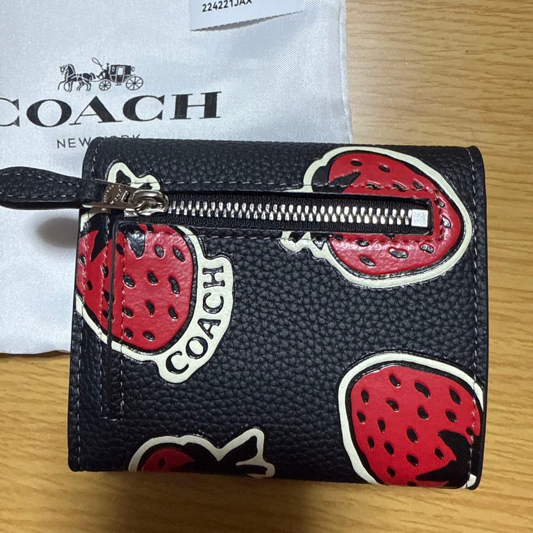 COACH イチゴ柄 二つ折り財布 ブラック - メルカリ