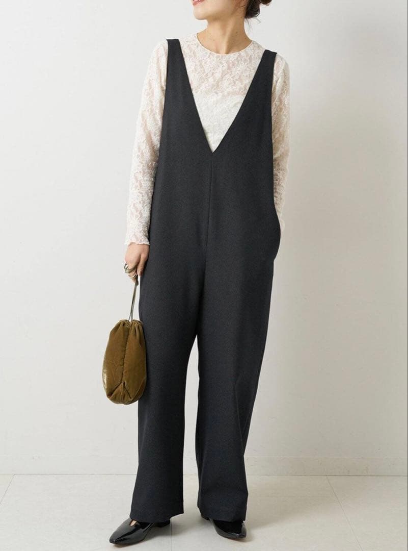 スピックアンドスパンVネックオールインワンspick&span新品36 Spick & Span（スピックアンドスパン）の「ベアオールインワン（つなぎ