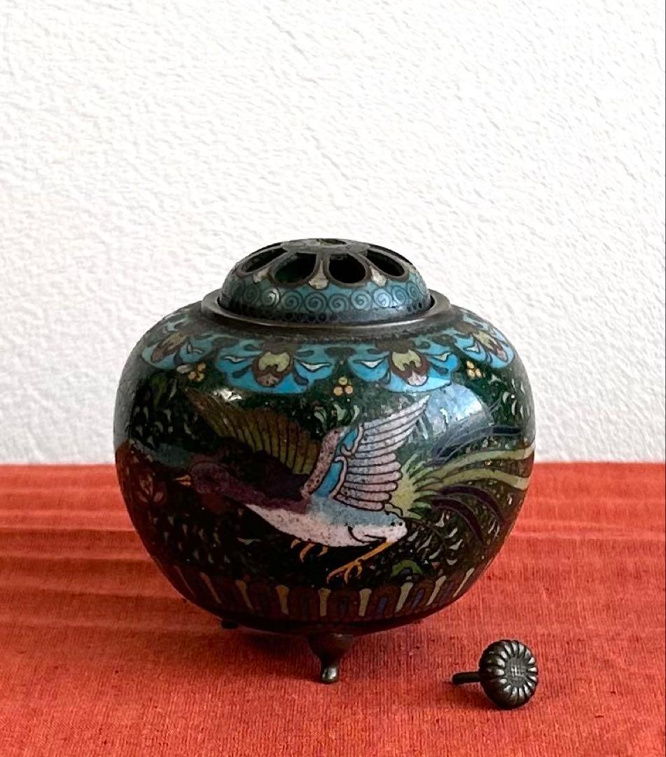 香炉 鳳凰蝶草花文・菊文三つ足有線七宝香炉 香道具 御茶道具 明治時代から伝わる 鳳凰文 香炉 | 製品 | 加藤七宝製作所ウェブサイト
