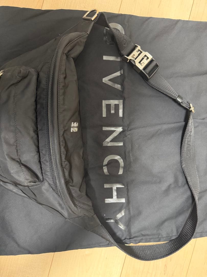 ジバンシー エッセンシャル ウエストポーチ ボディバッグ 4Gpロゴ 黒