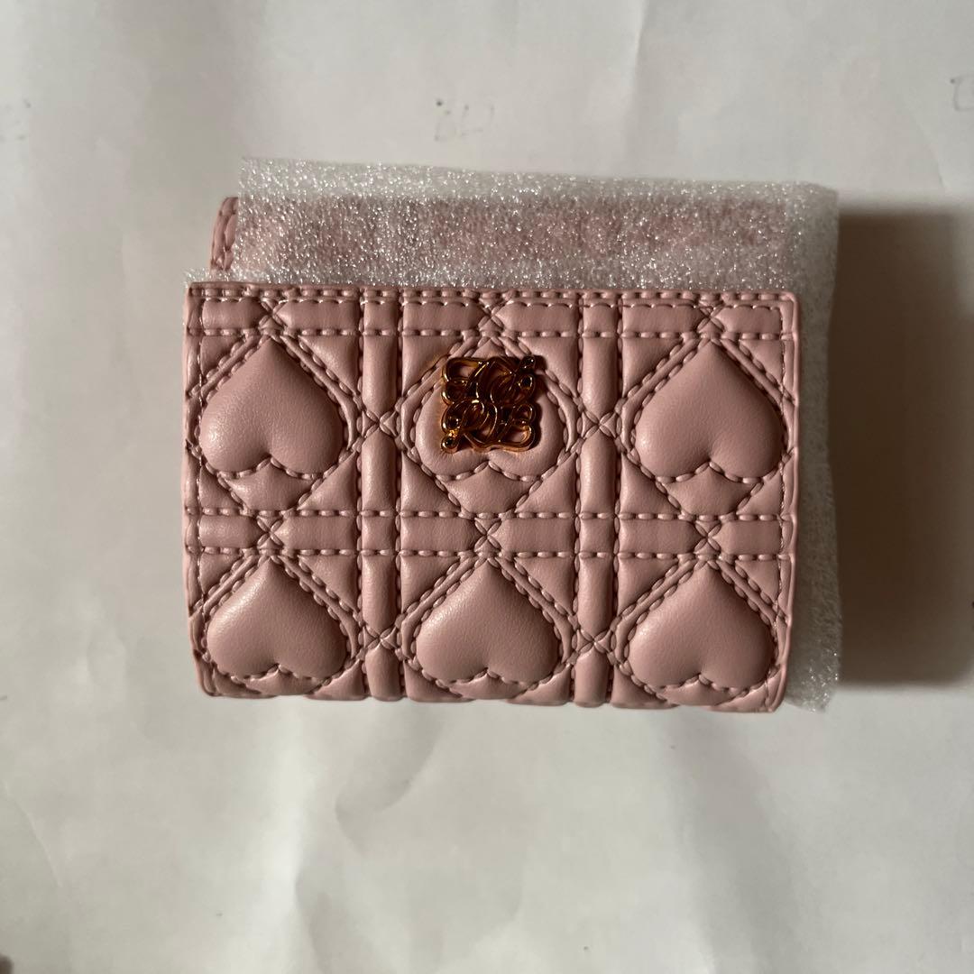 ピンク ハート型キルティング 三つ折り財布 - メルカリ