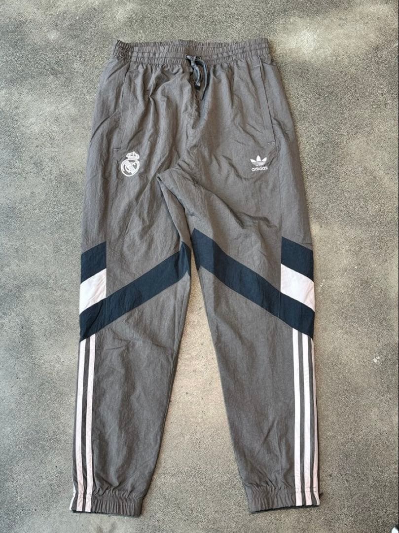アディダス レアルマドリード オリジナルス トラックパンツ チャコール