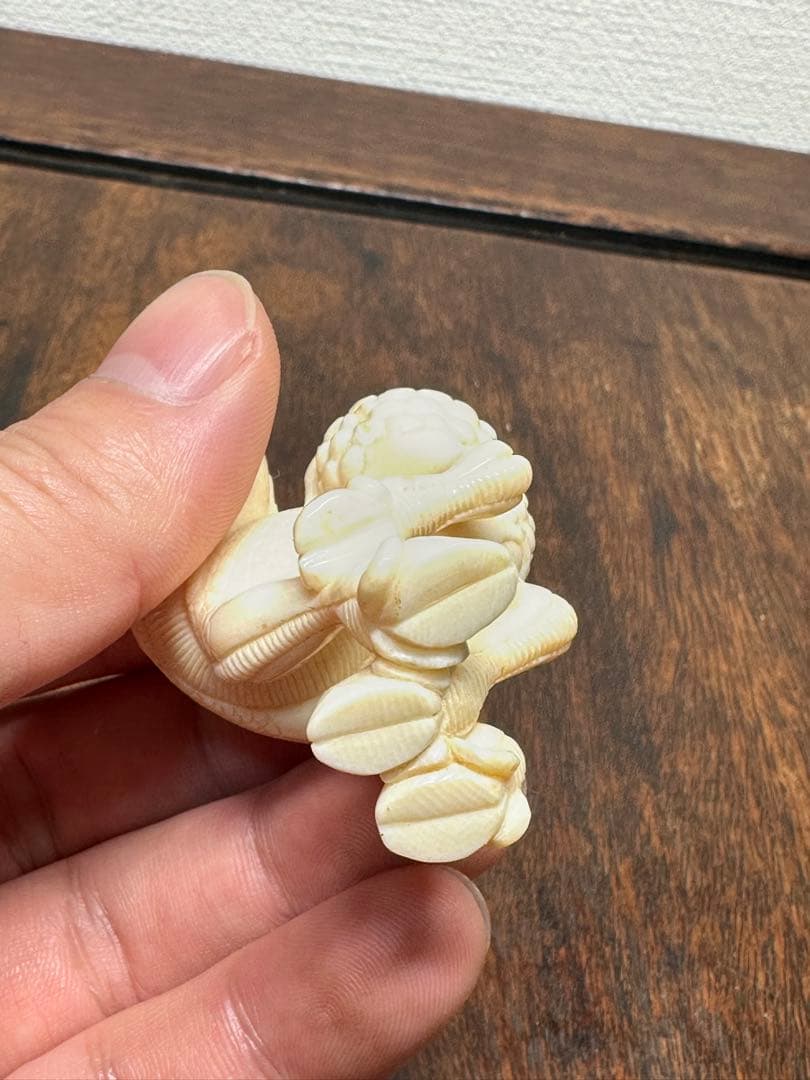 キリン麒麟 緒締 根付 提げ物 牙彫 天然材質 置物 骨董古美術 ねつけ