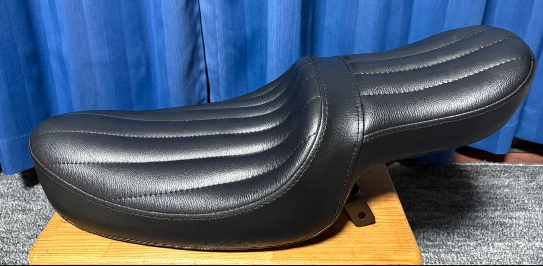 良品 カワサキ 250TR ガレージT&F バーチカルシート カスタムシート 有限会社ガレージT&F / 250TR スタッド付きバーチカルシート(Face-4)