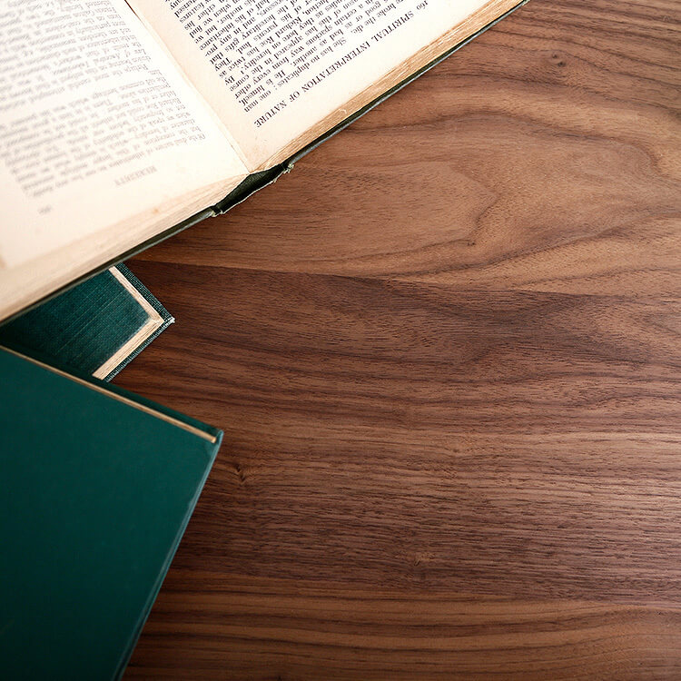 センターテーブル(ウォルナット)変形デザインのキズ防止クッション付き