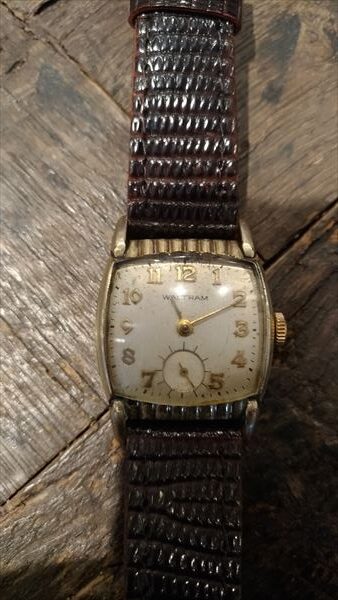 ウォルサム（WALTHAM）のヴィンテージ手巻き時計。スモールセコンドと