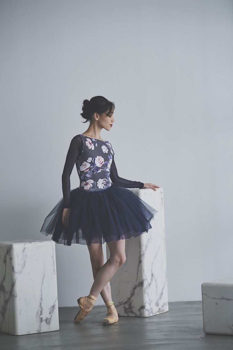 stina / type O square / Joy flower charcoal gray