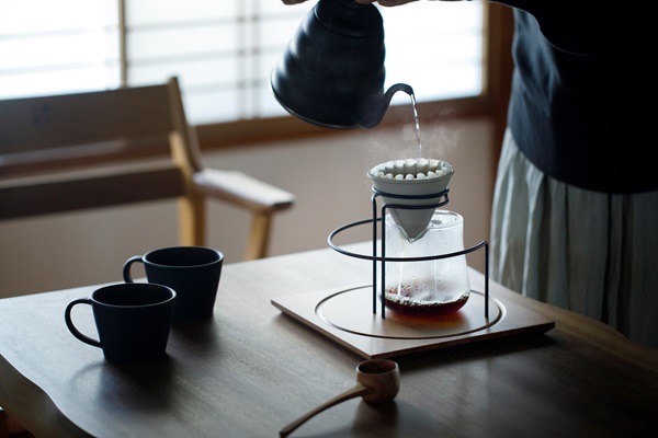 コーヒーツールを収納できるミニ喫茶テーブル「マグ・ドリッパー