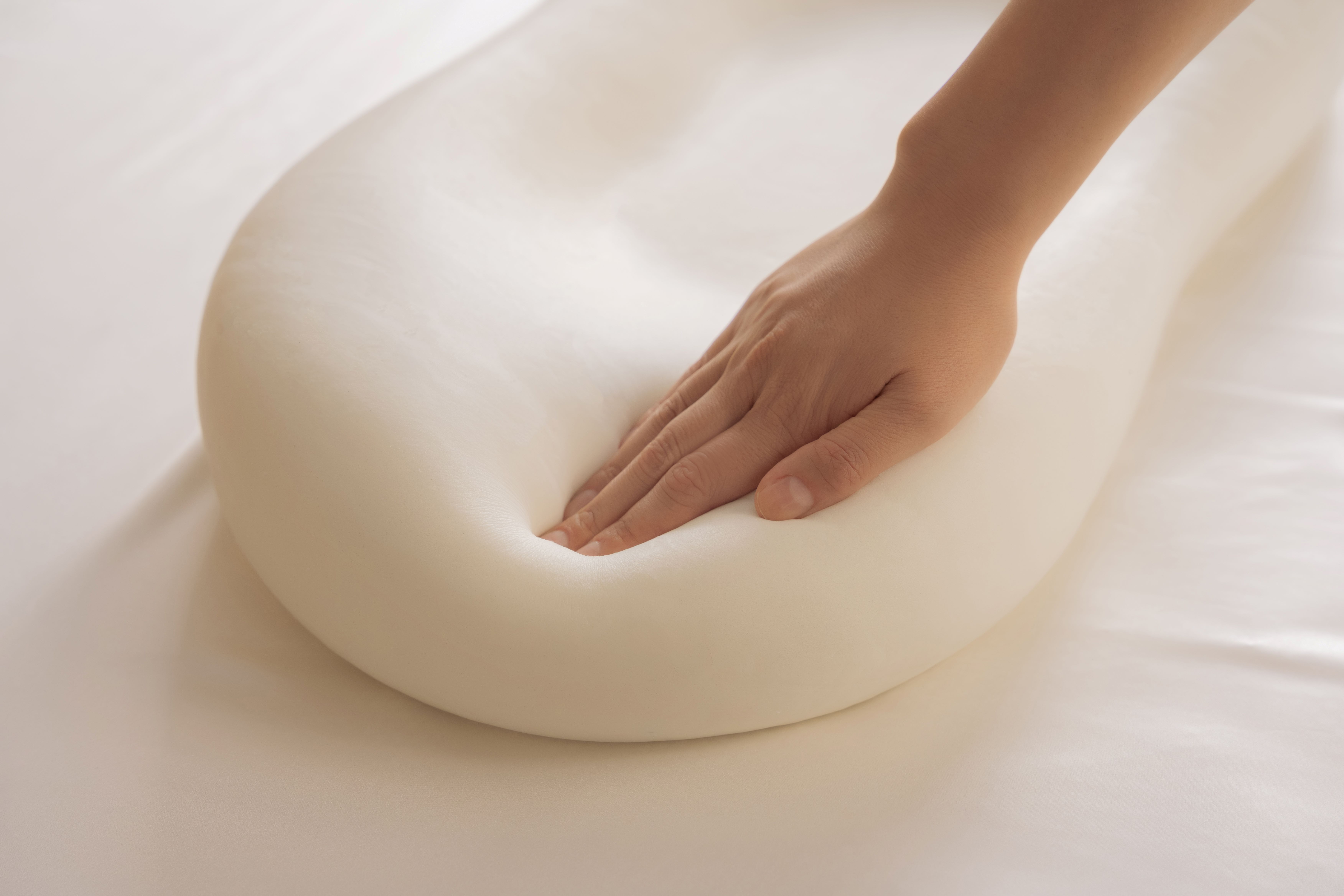 プレミアムシルクで夜のヘアケアを叶える枕「シルクセラムピロー