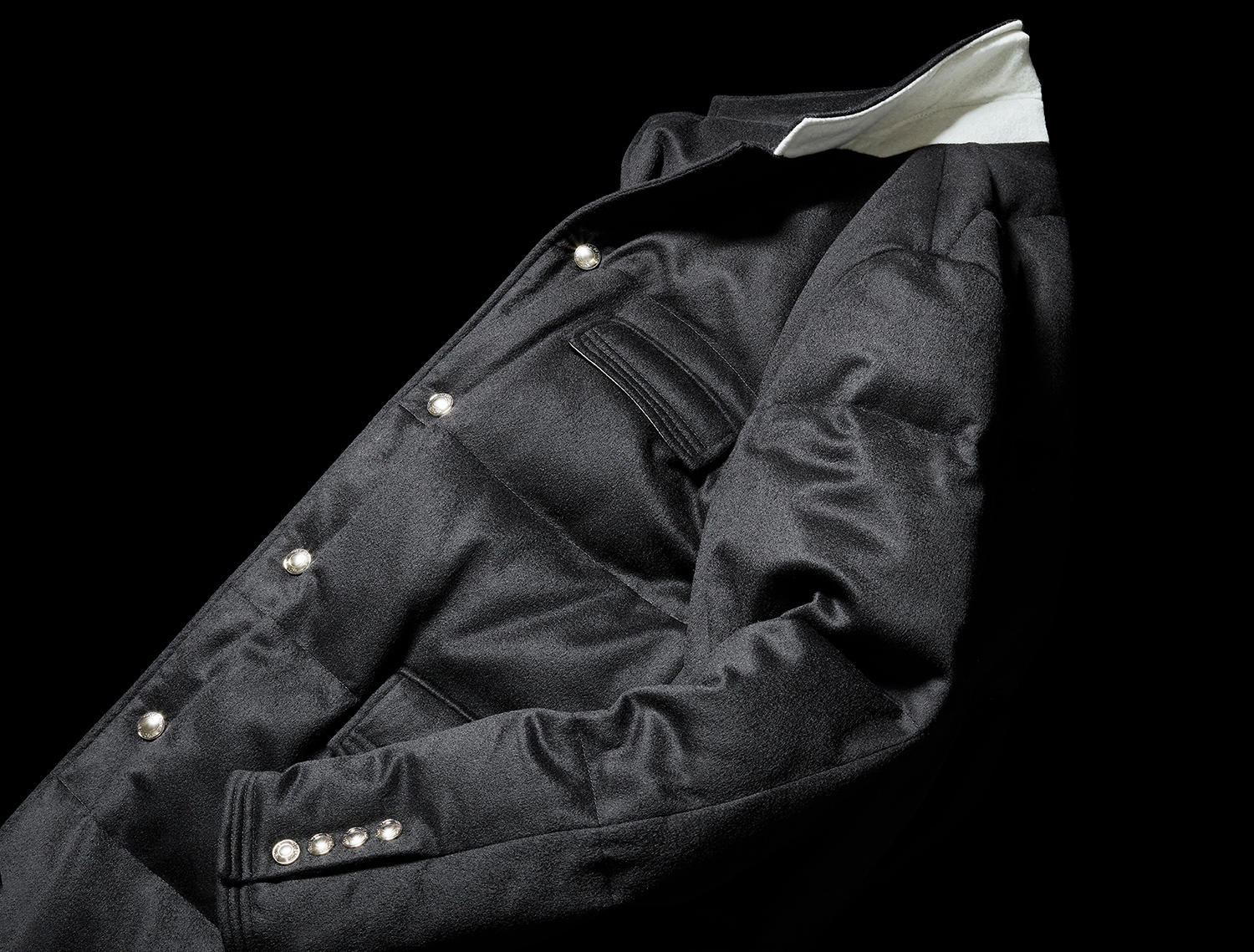 冬の男は、あたたかいエレガンスを身にまとう～トム ブラウン【黒の