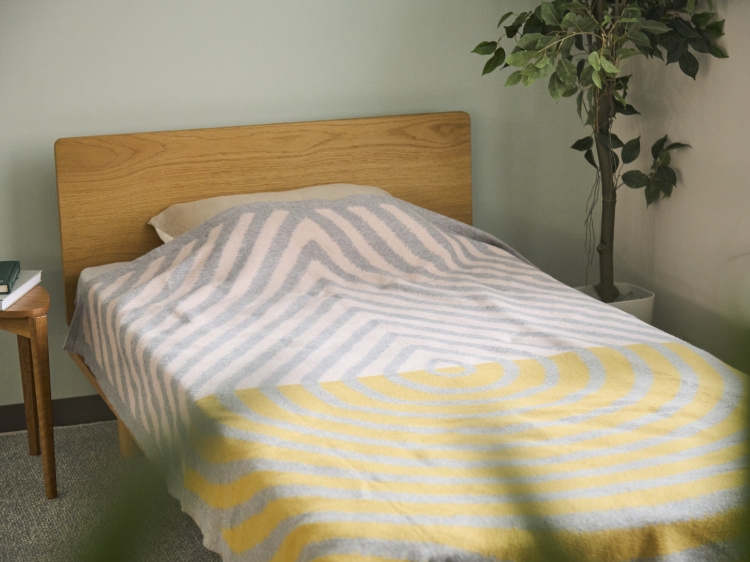 スタイルコラム | ミナ ペルホネンデザインの新作ウールブランケットが