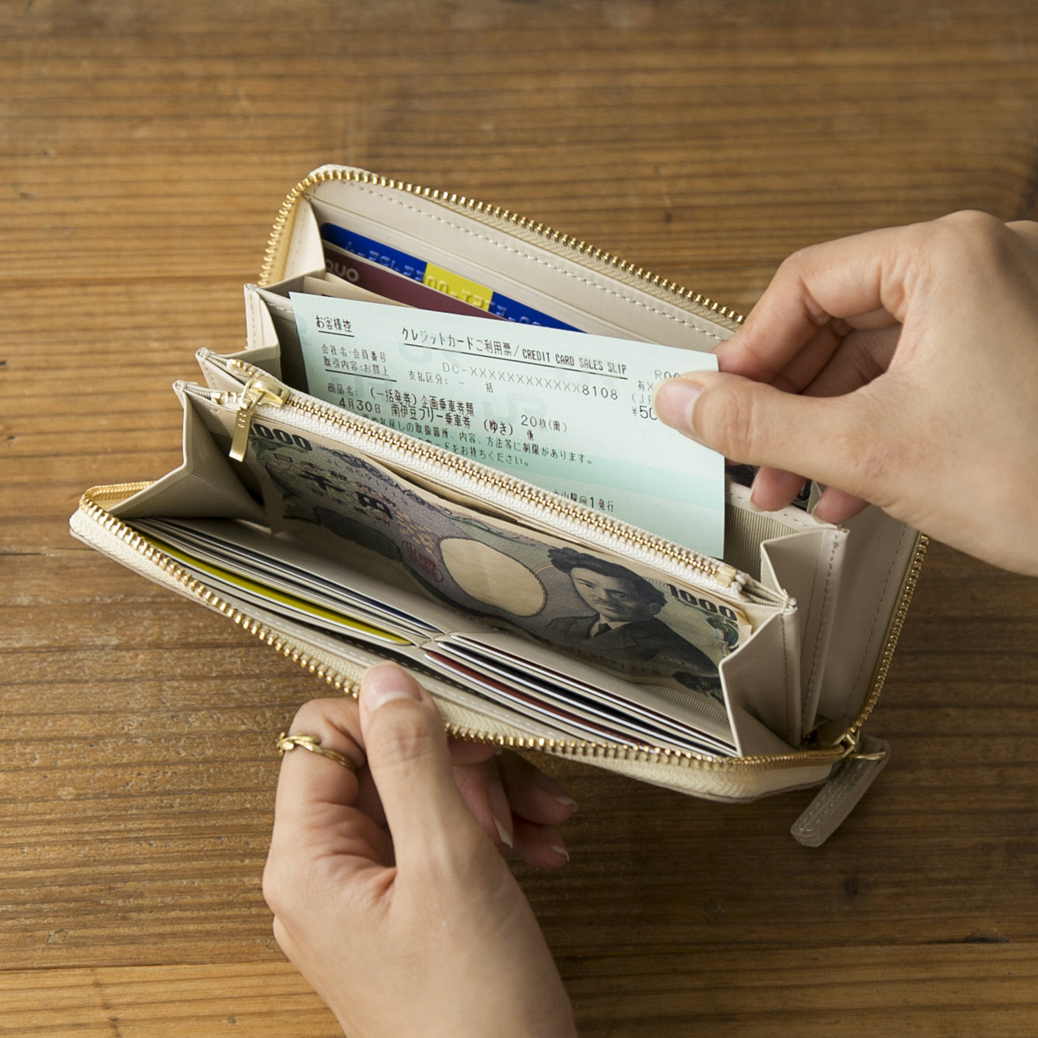 Coquette/ラウンドファスナー長財布 クロコ型押し -大人の女性に似合う