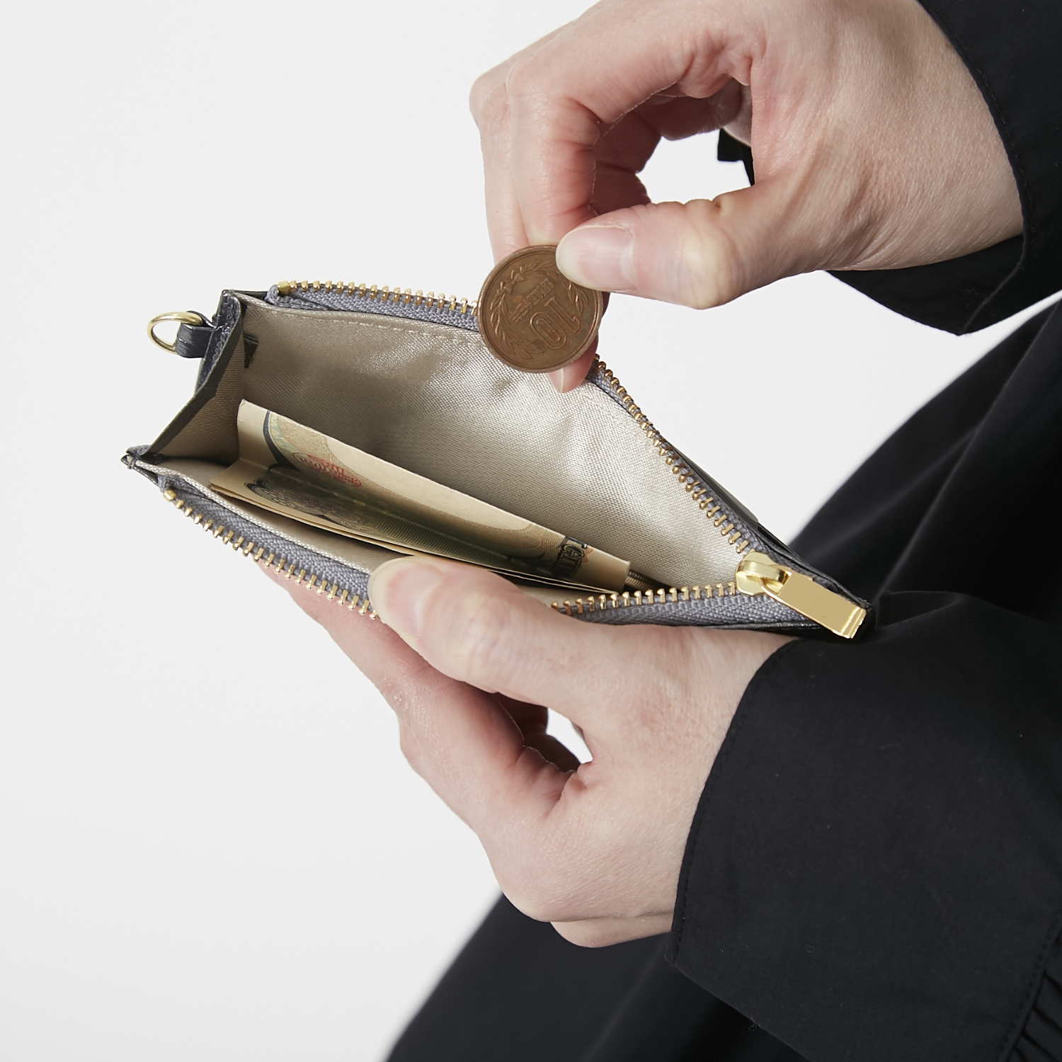 野村製作所フラグメントケース -薄さが自慢、お札も小銭もおさまる