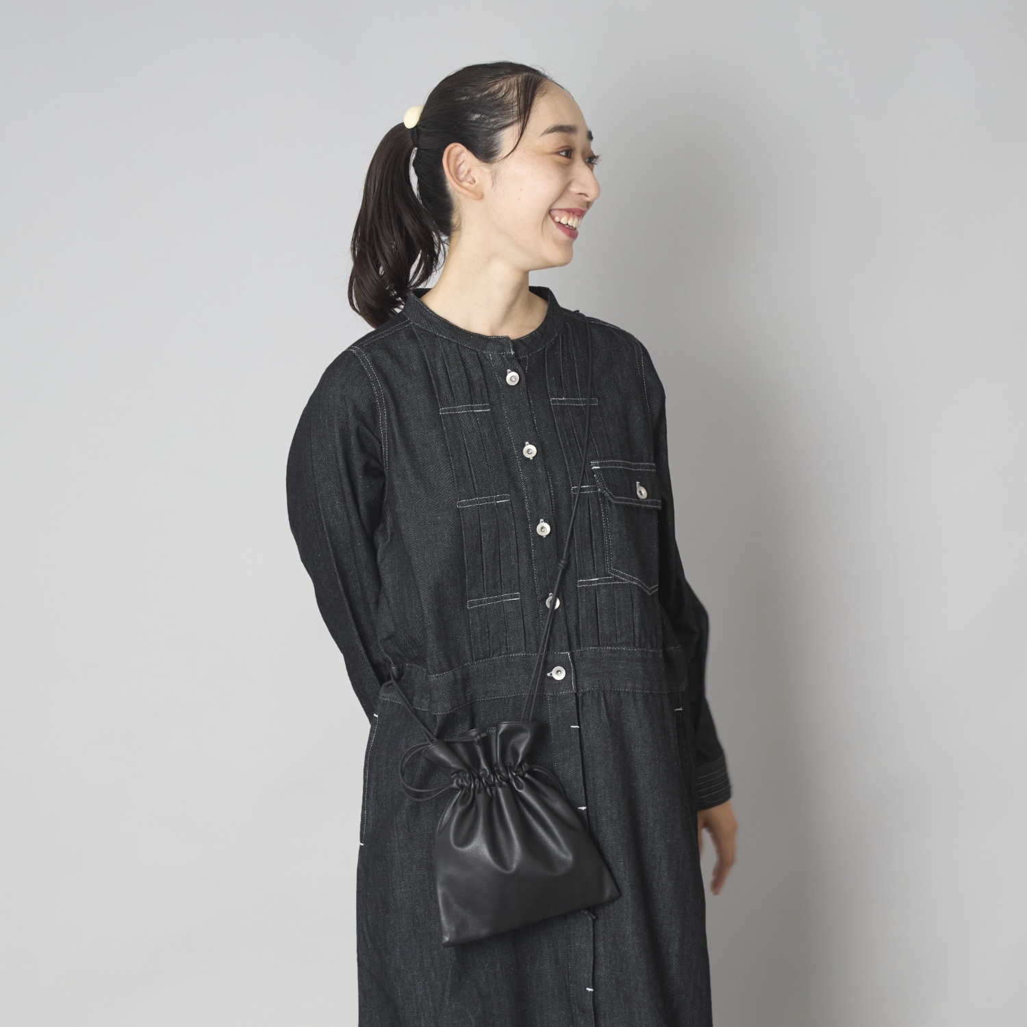 TOKYO LEATHER FACTORY/洗える牛革の巾着サコッシュ ブラック -キレイ