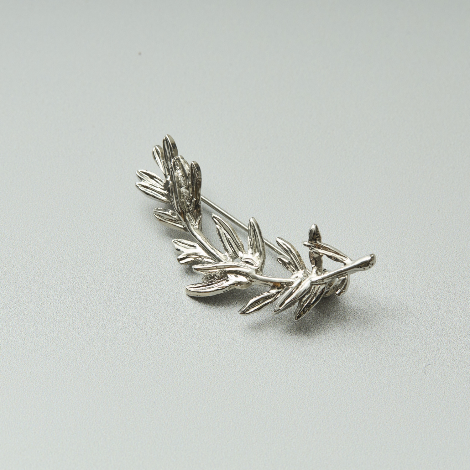 Ouca/リーフ＋大粒淡水パールブローチ ハーフ -パールチャームが