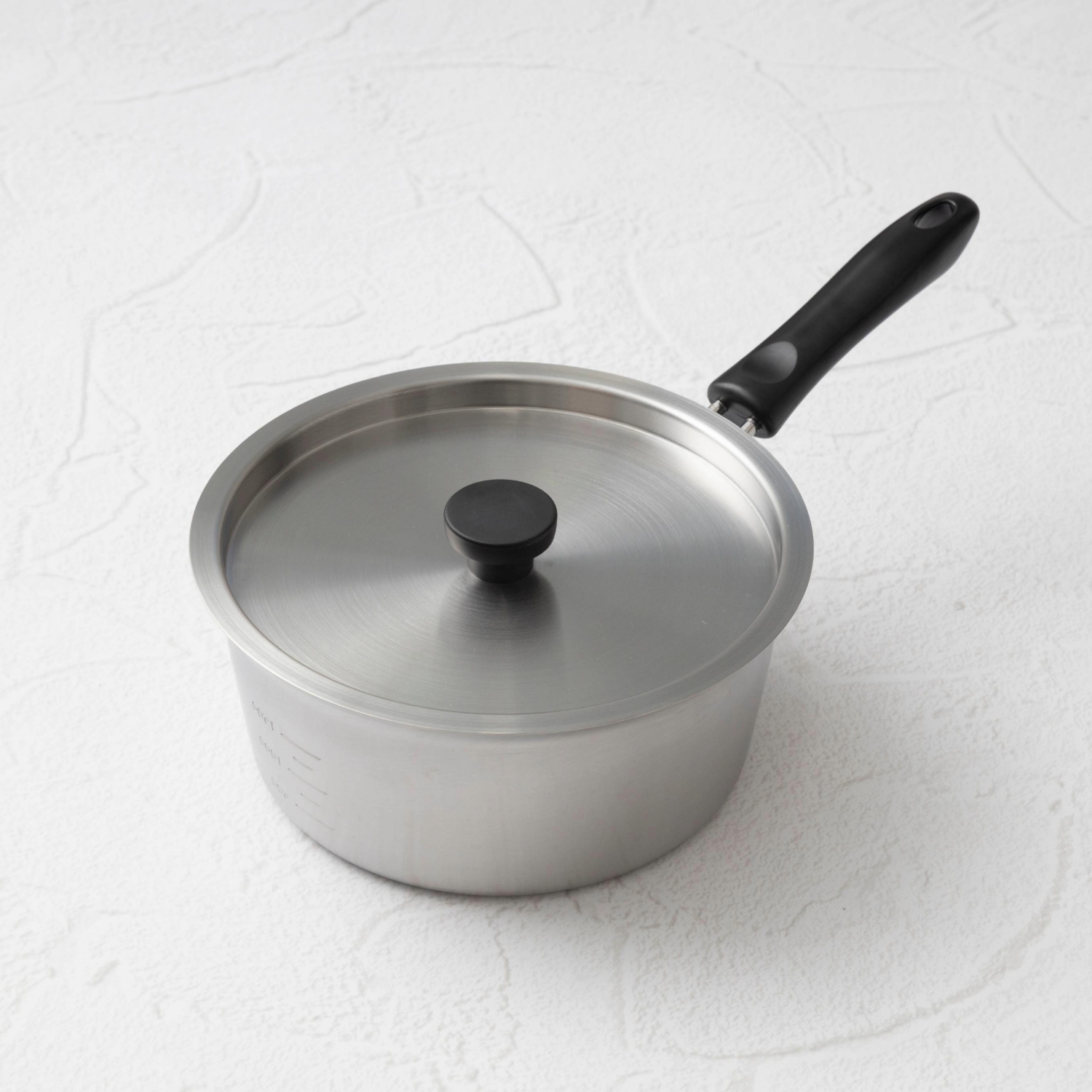 Three Snow 新越ワークス/そそぎ上手片手鍋20cm（目盛付） -蓋付き