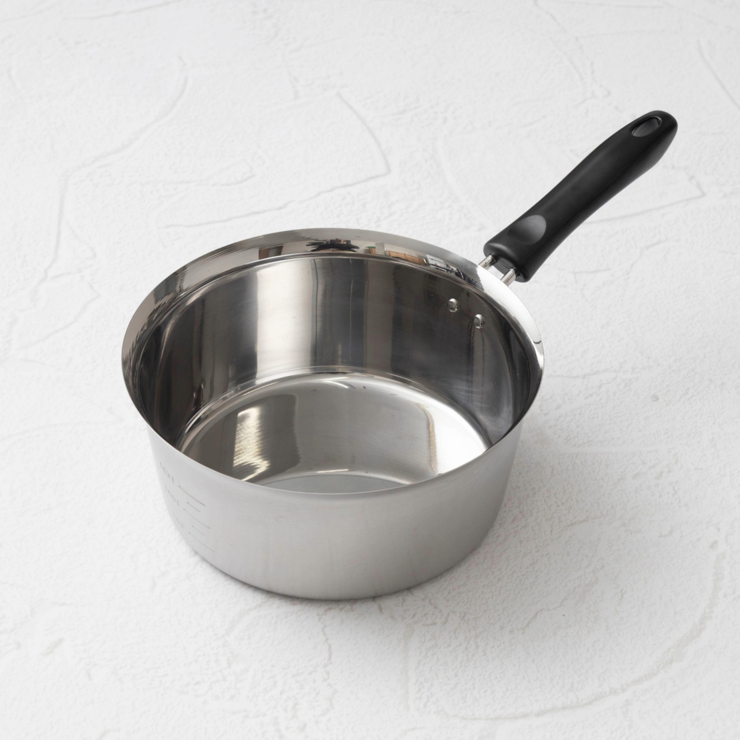 Three Snow 新越ワークス/そそぎ上手片手鍋20cm（目盛付） -蓋付き