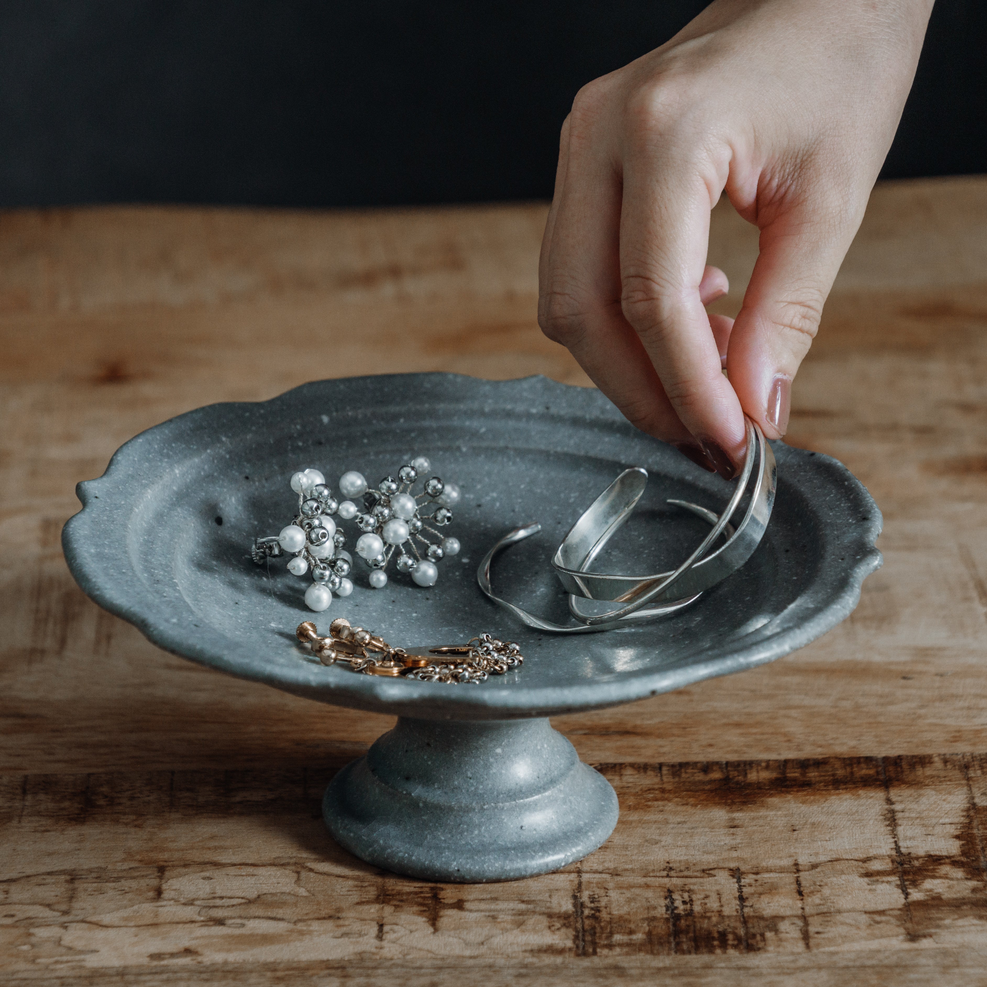 彫刻コンポート皿 18cm (グレー釉)｜古谷浩一 – sui.