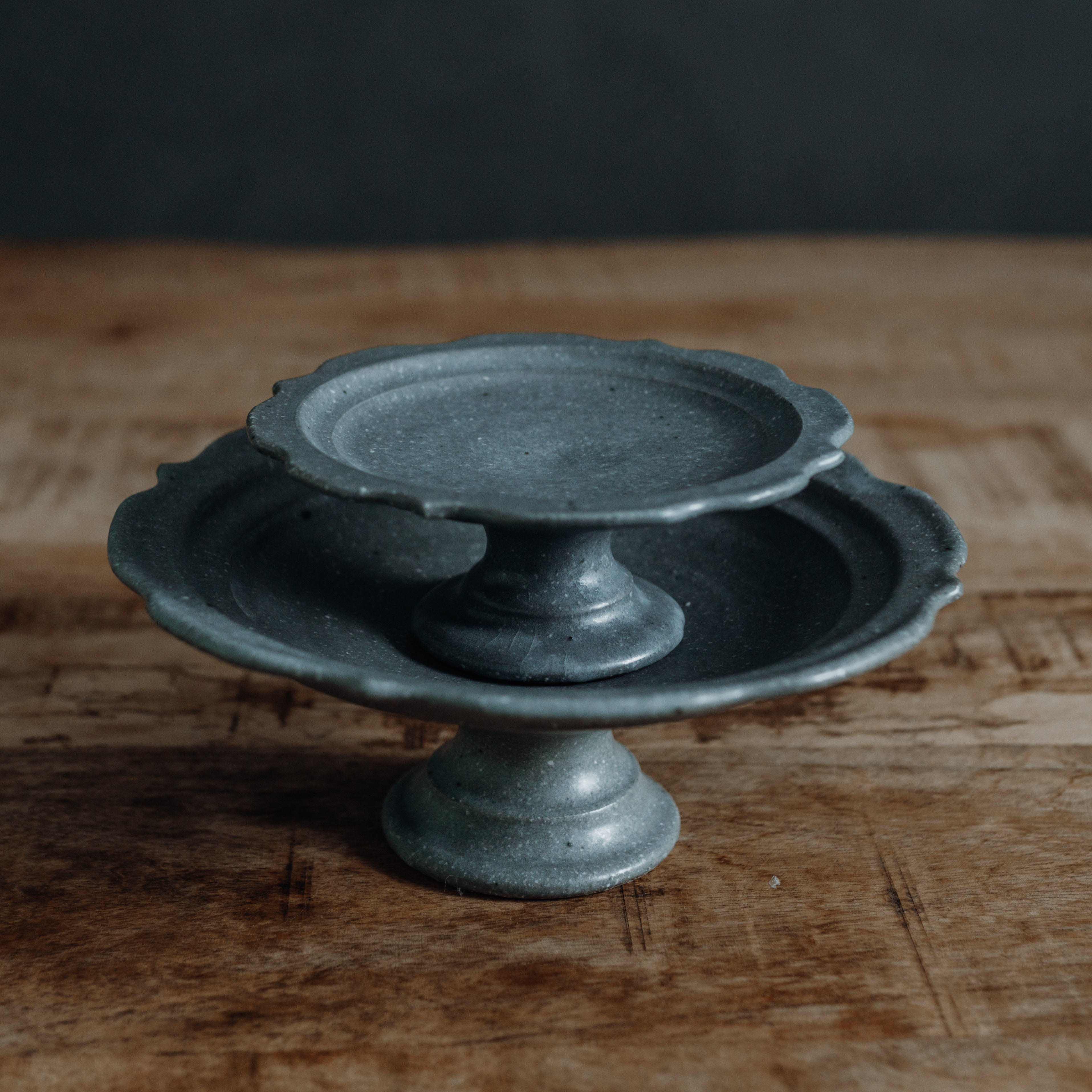 彫刻コンポート皿 18cm (グレー釉)｜古谷浩一 – sui.