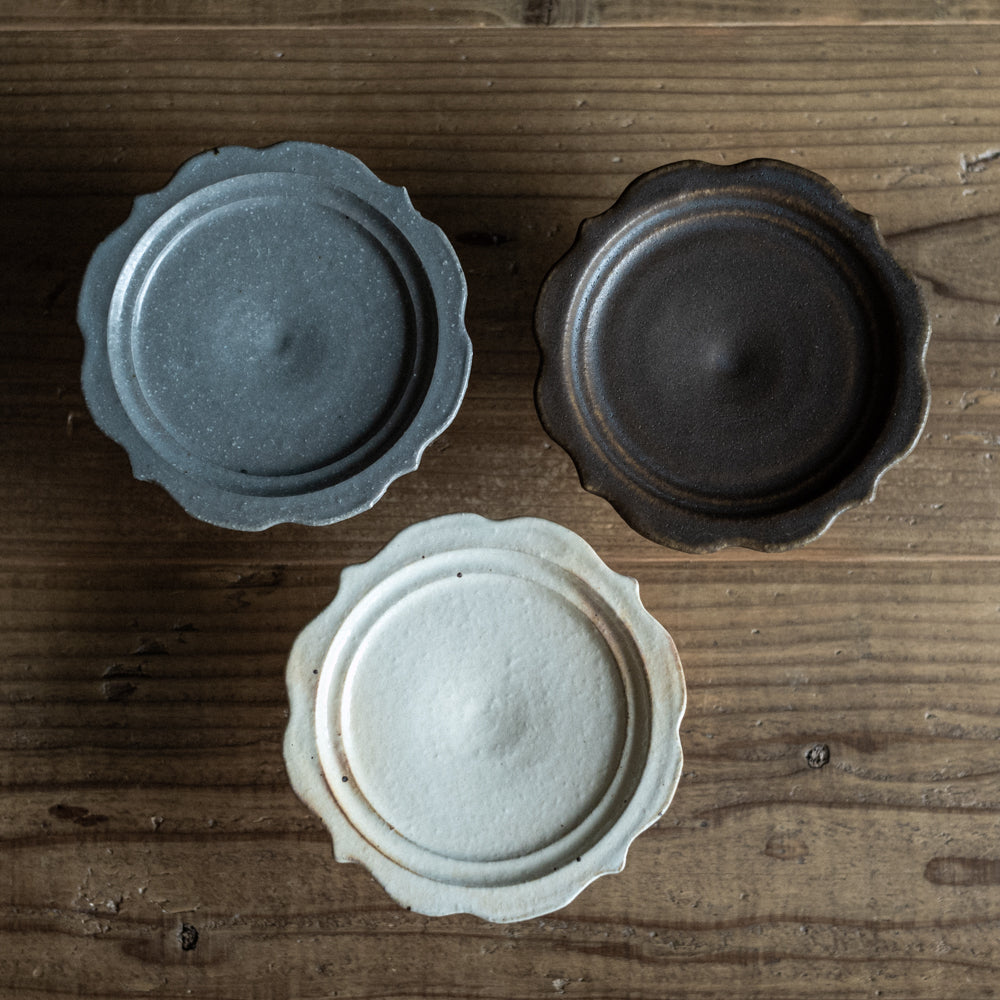 彫刻コンポート皿 13cm (グレー釉)｜古谷浩一 – sui.