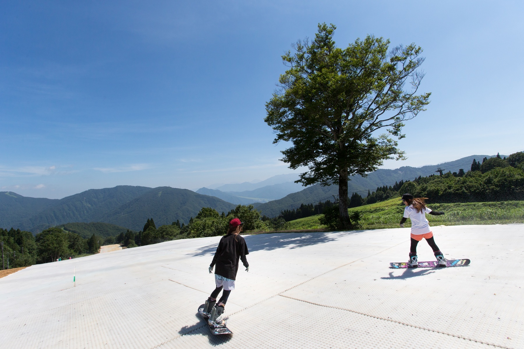 かぐらサマーゲレンデで真夏のスノーボード！服装や板は？転ぶと痛い