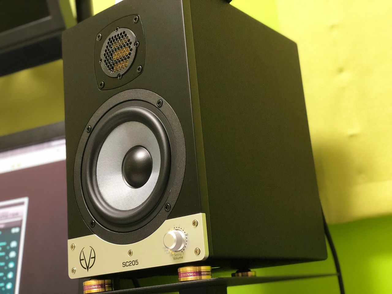 様々な環境に適応するフラットなモニタースピーカー、EVE AUDIO SC205