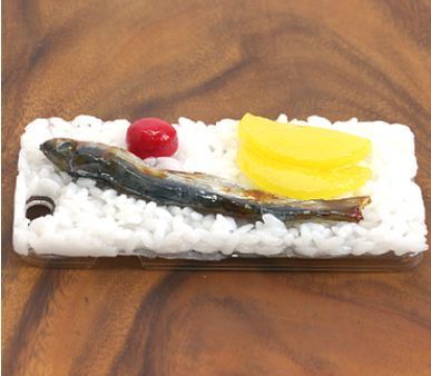 たくあんと梅干もついてます！白ごはんがまぶしいめざしごはん